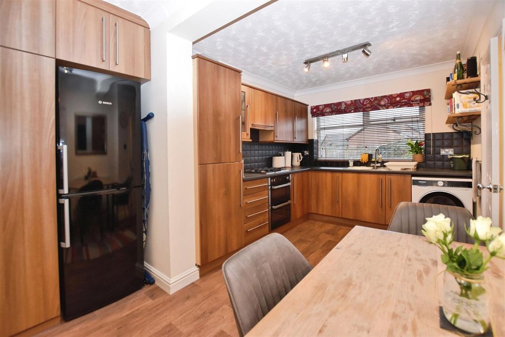 Property photo 3 of 17 Kitchen