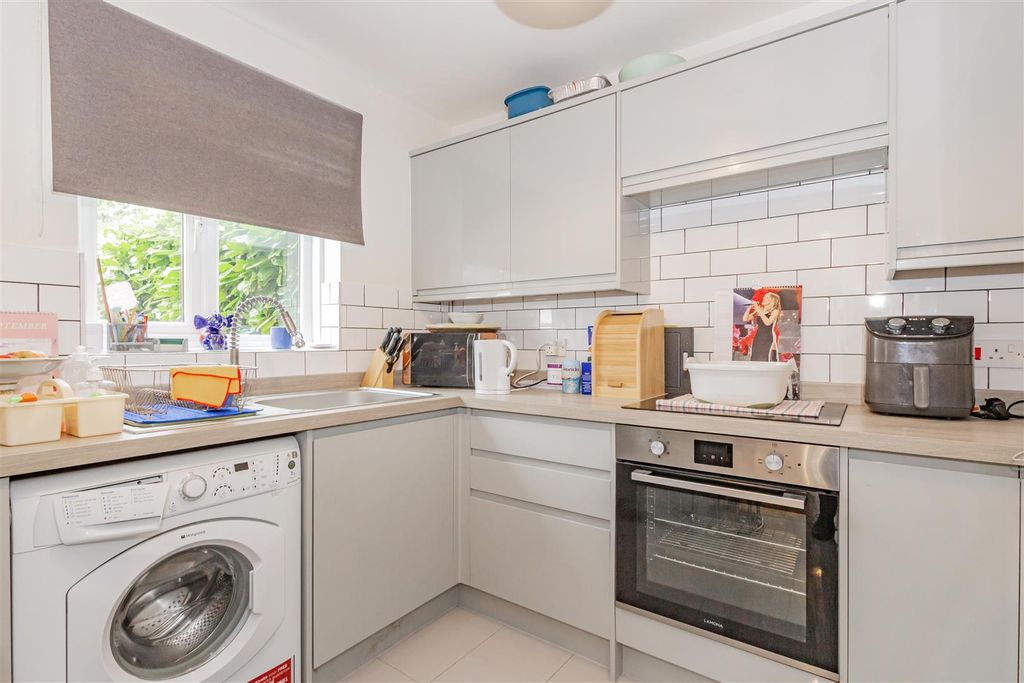 Property photo 3 of 11 Kitchen
