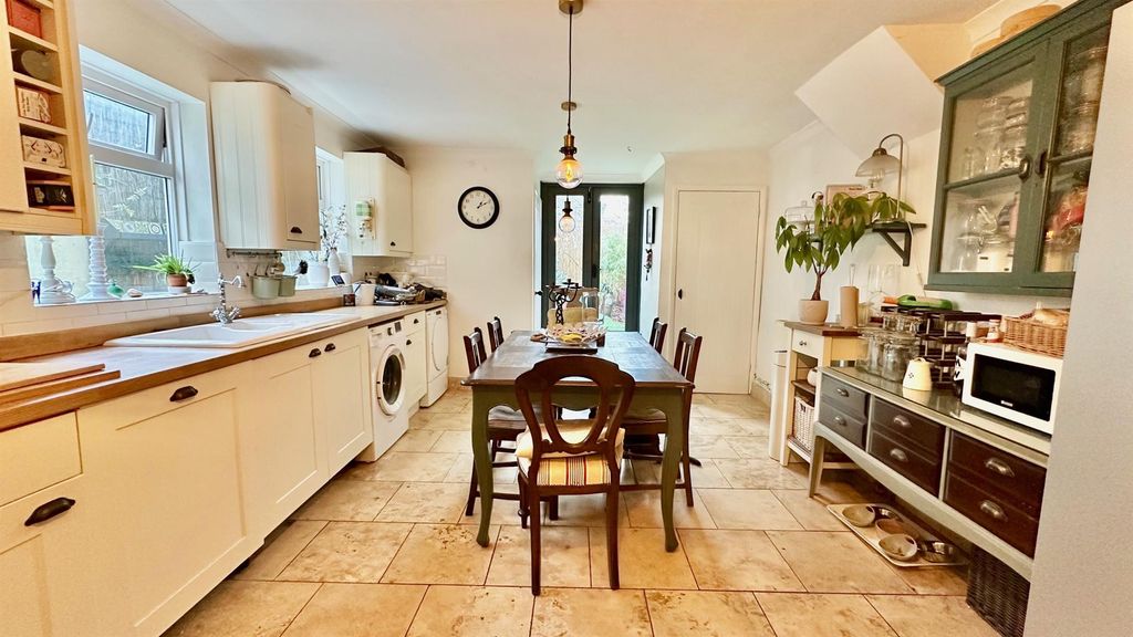 Property photo 3 of 28