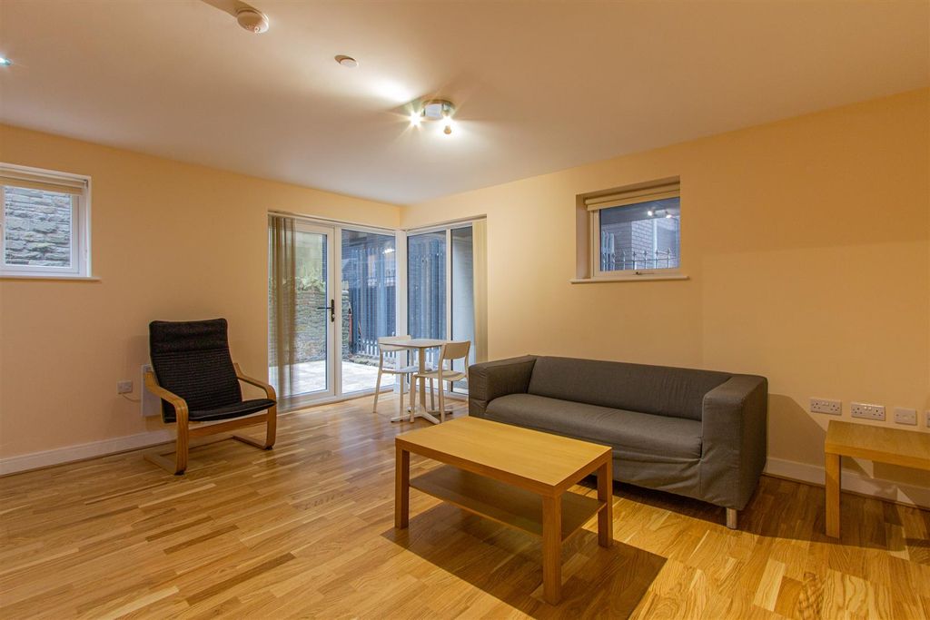 Property photo 3 of 8 Churchill Villas 35-4.Jpg