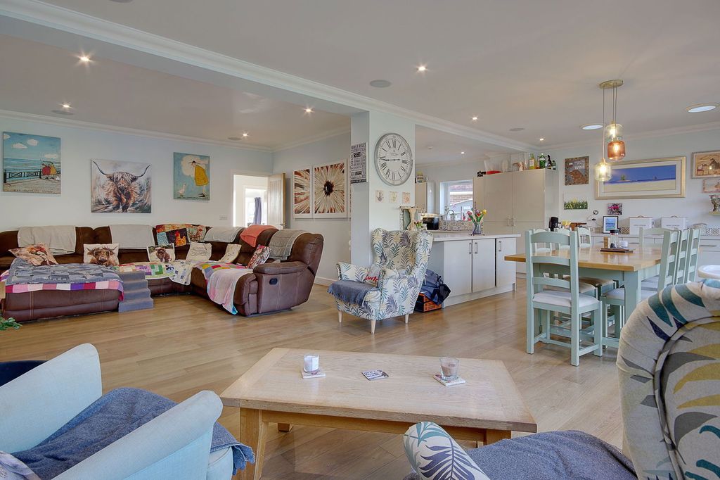 Property photo 3 of 39