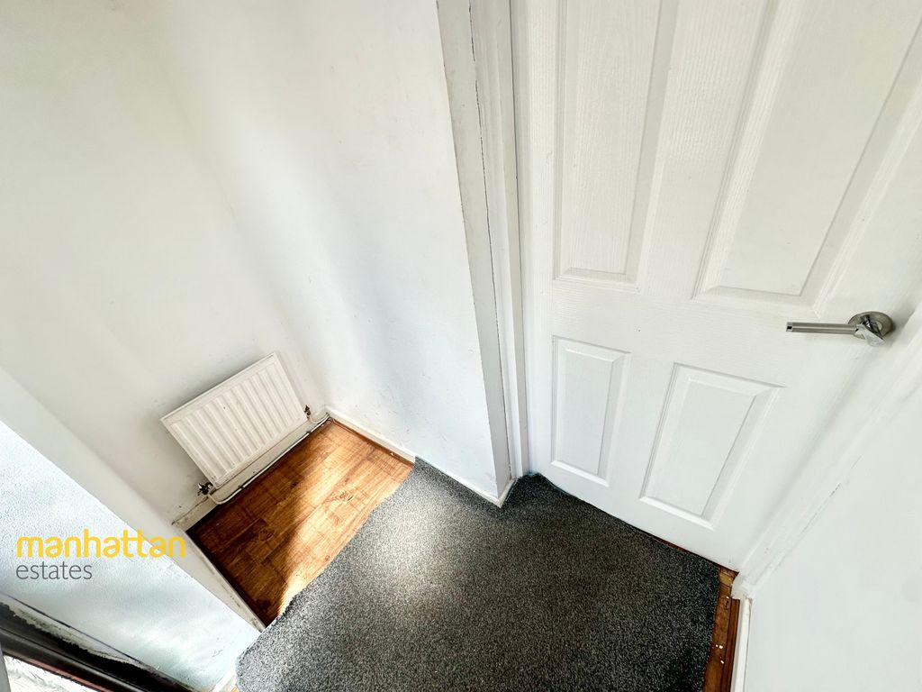 Property photo 3 of 20 Entrance Hall
