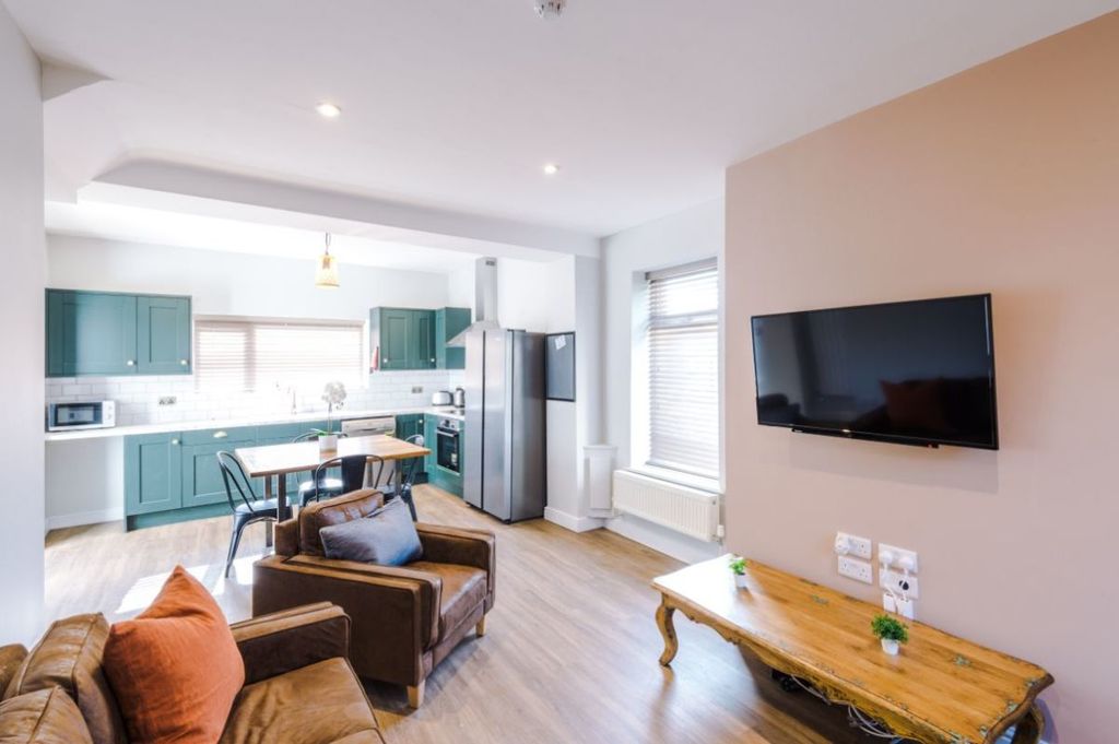 Property photo 1 of 15 2 Balmoral Road Lancaster