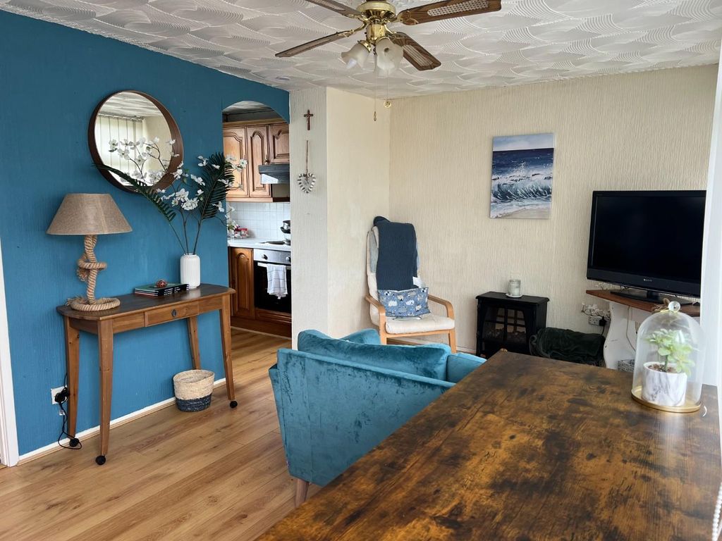 Property photo 3 of 11 Lounge/Dining