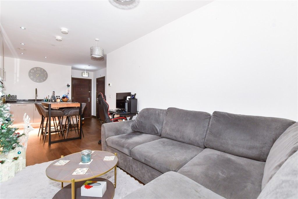 Property photo 3 of 9 Kitchen/Lounge