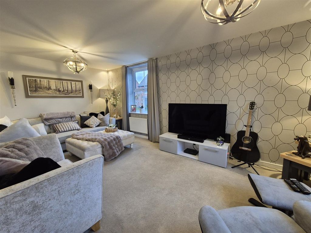 Property photo 3 of 19 Lounge