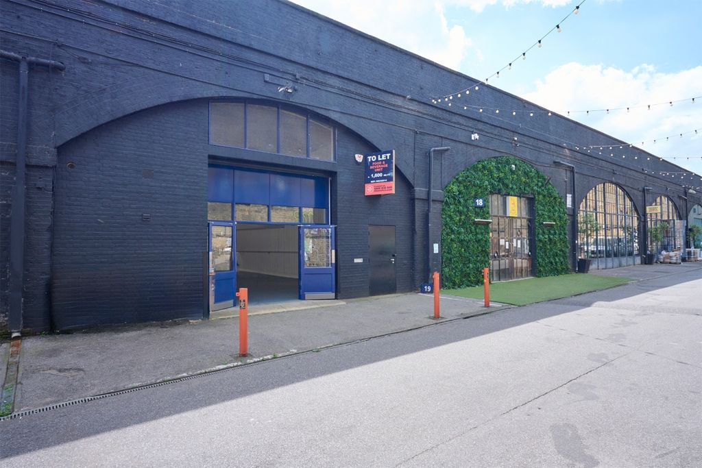 Property photo 2 of 5 The Front Of An Arch.