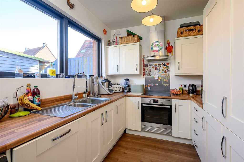 Property photo 2 of 10 Kitchen