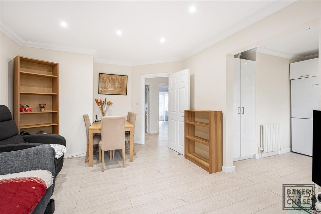 Property photo 3 of 19 Lounge