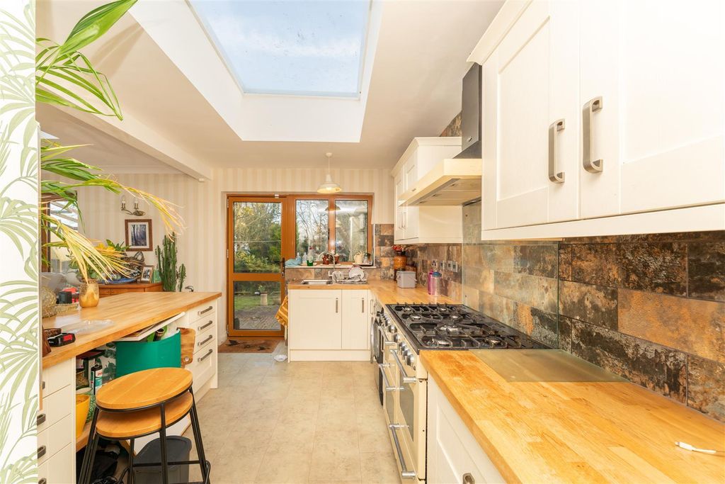 Property photo 2 of 18 As0Aild5Wkiulpw_7Tiina.Jpg