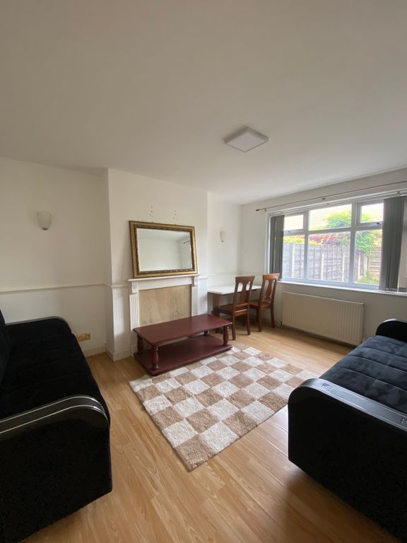 Property photo 3 of 11 Living Room