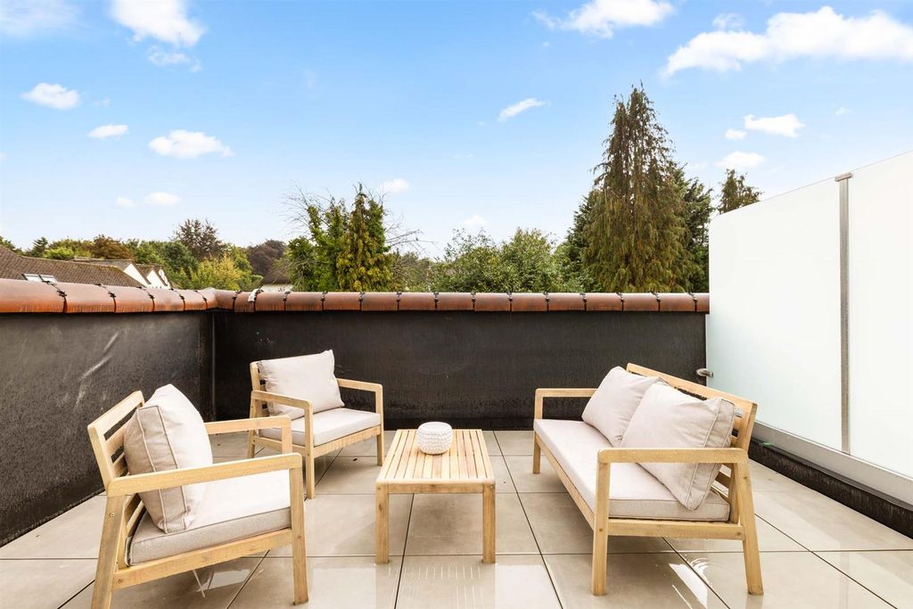 Property photo 2 of 16 7 Mclaren Court, 1 Cobham Road, Kt22  9Au-38.Jpg