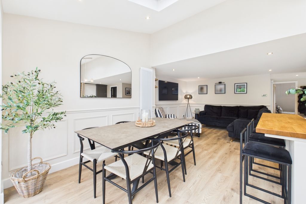 Property photo 2 of 28 Cam03162G0-Pr0316-Still008