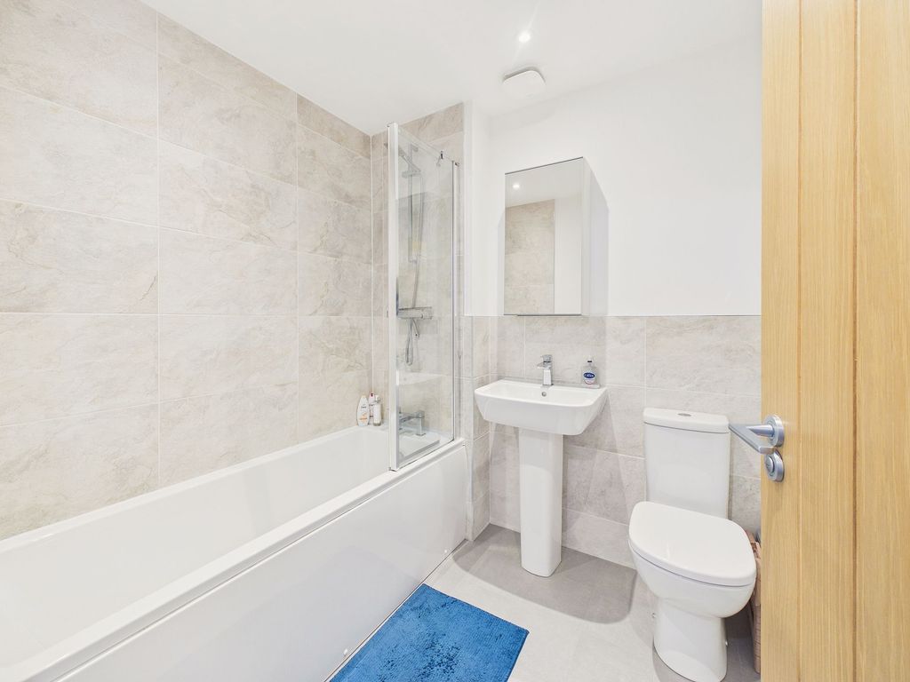 Property photo 3 of 12 Bathroom