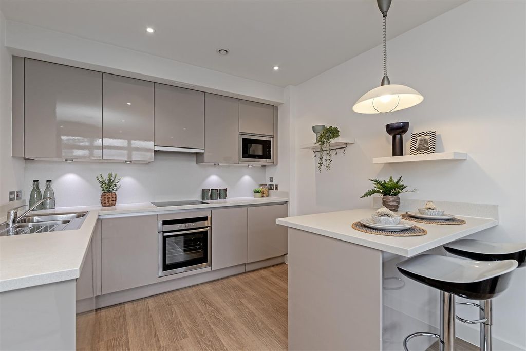 Property photo 2 of 17 26Ridgmontplaza-26.Jpg