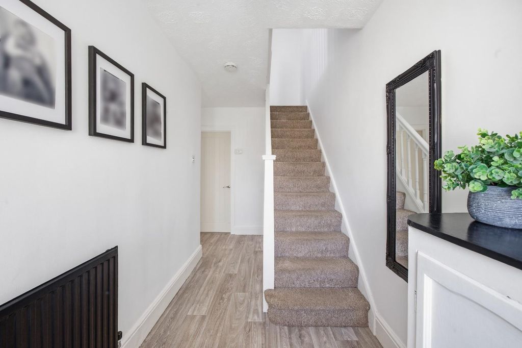 Property photo 2 of 28