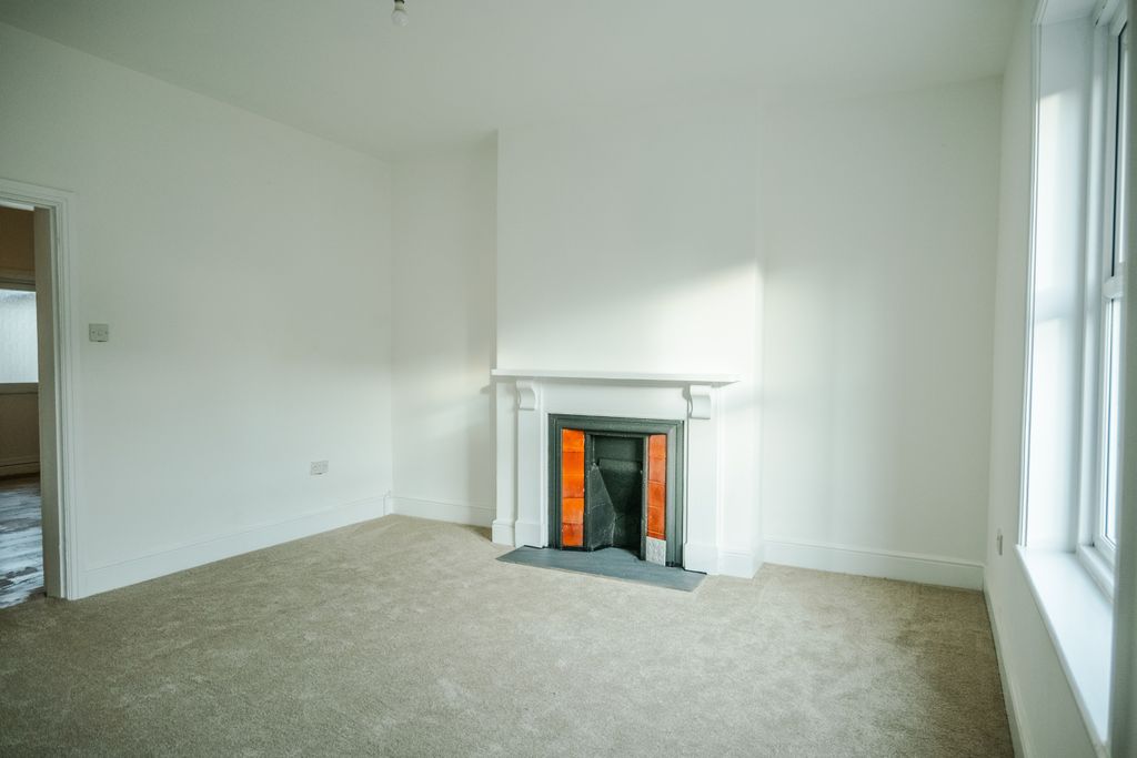 Property photo 2 of 17 Lounge