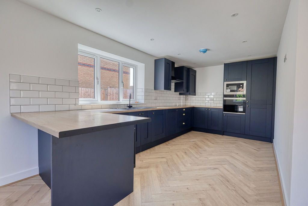 Property photo 3 of 11 Kitchen