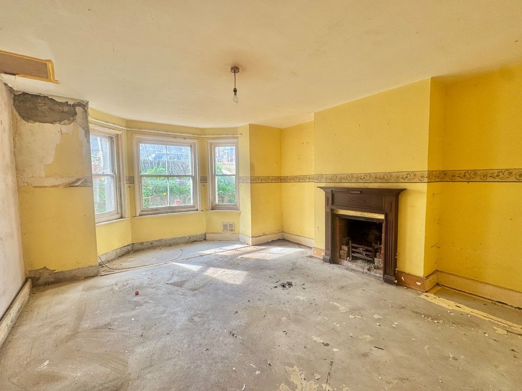 Property photo 3 of 11 Living Room