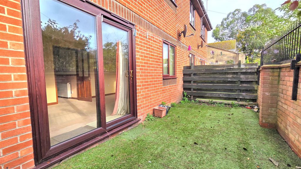 Property photo 2 of 8 Garden