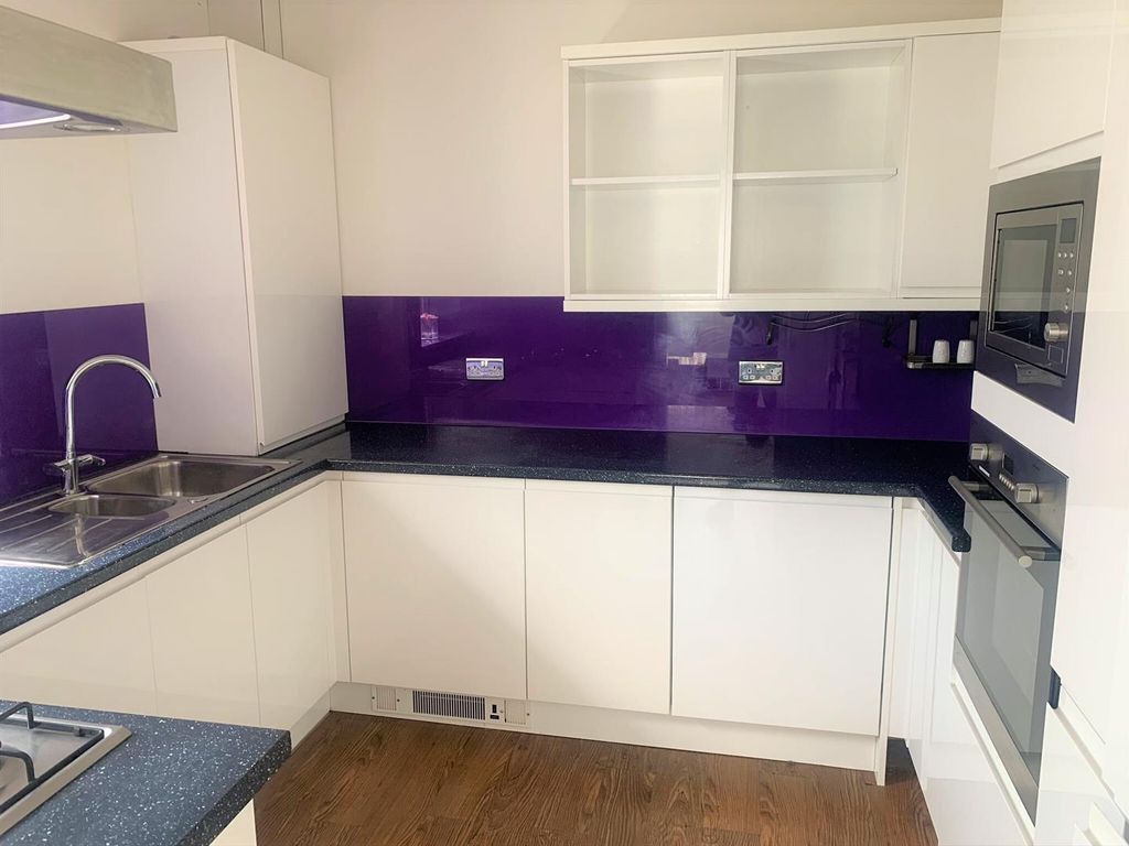 Property photo 2 of 10 Kitchen