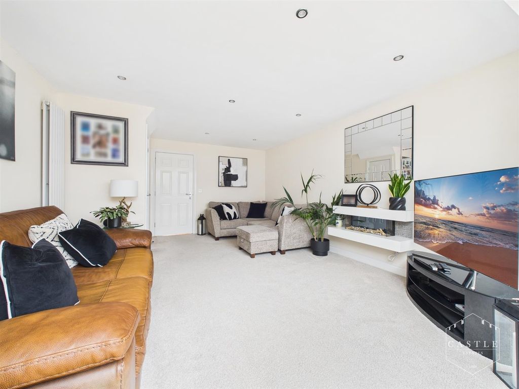 Property photo 3 of 24 Lounge