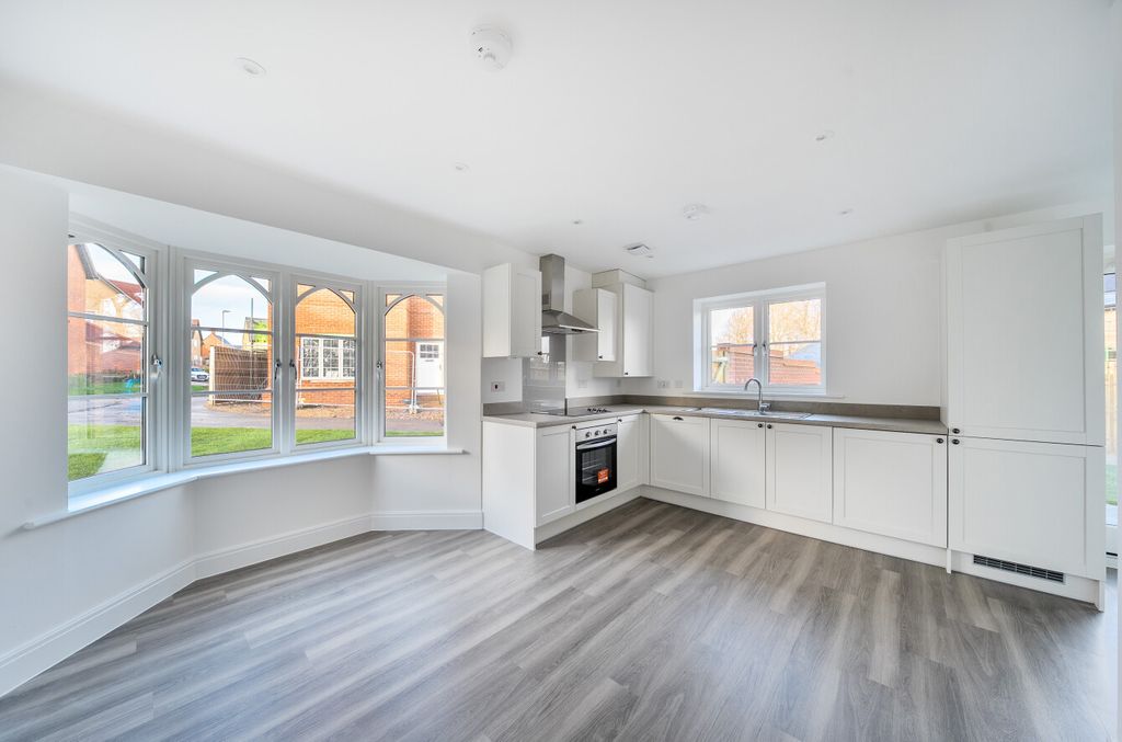 Property photo 2 of 11 1394547-30-694920...