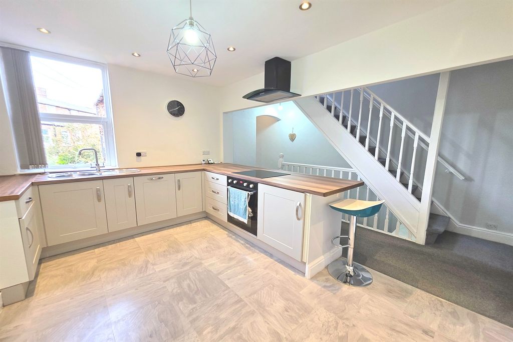 Property photo 3 of 9 Kitchen