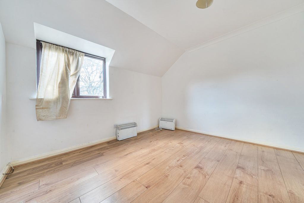 Property photo 2 of 15 Bedroom