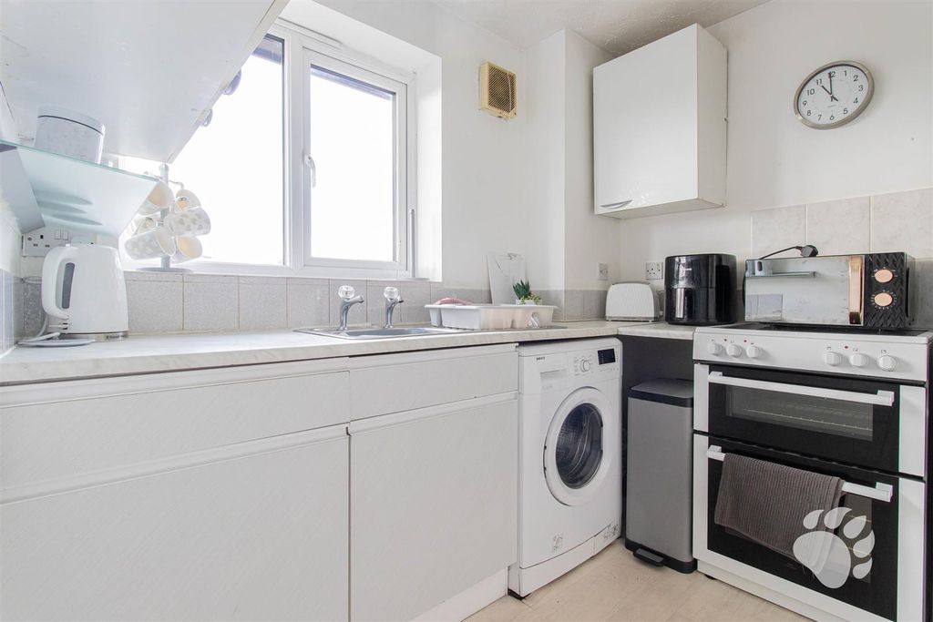 Property photo 2 of 11 Kitchen