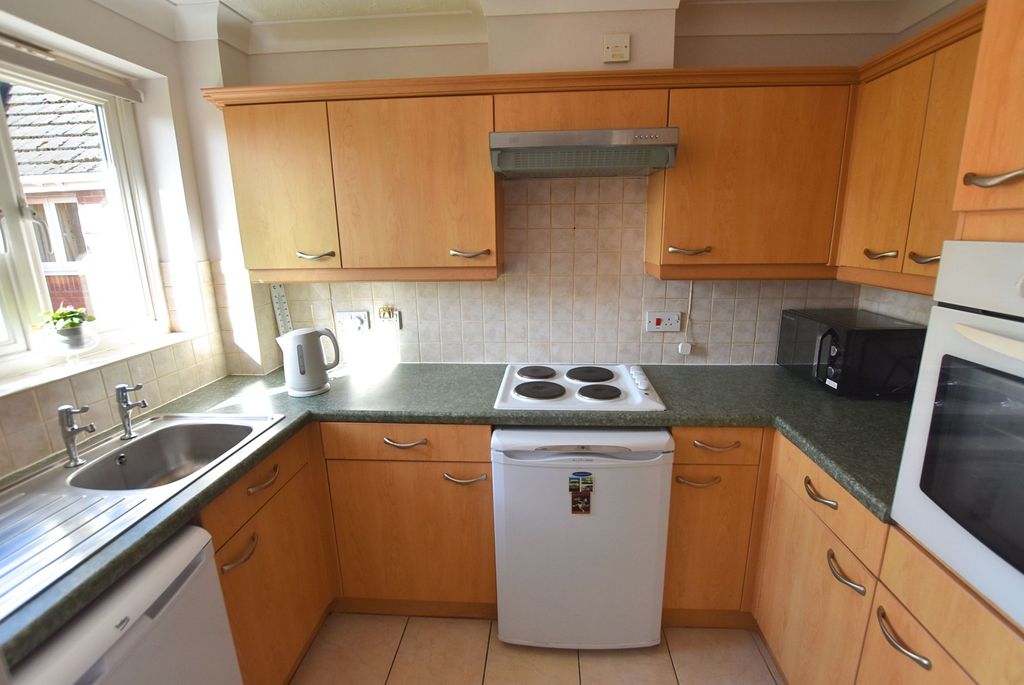 Property photo 3 of 11 Kitchen