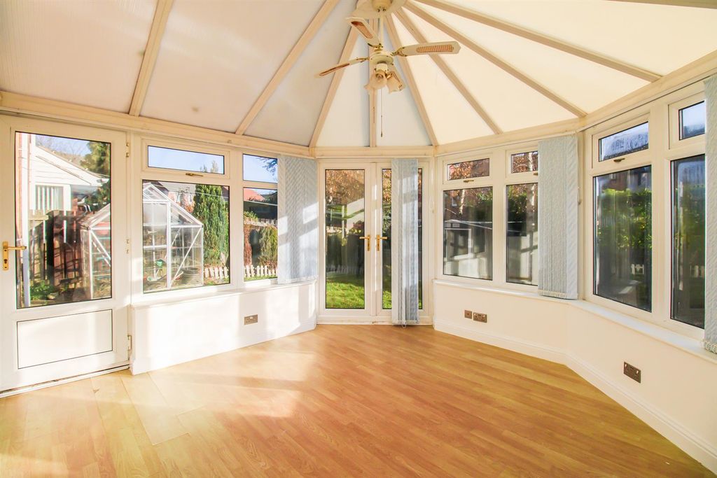 Property photo 3 of 14 Conservatory