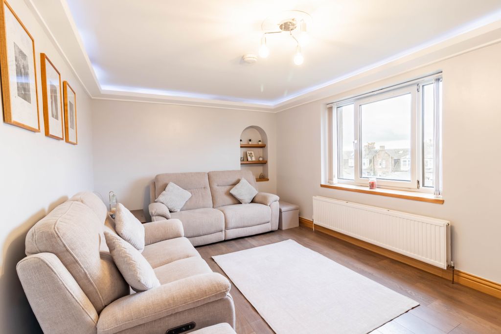 Property photo 2 of 32 Lounge