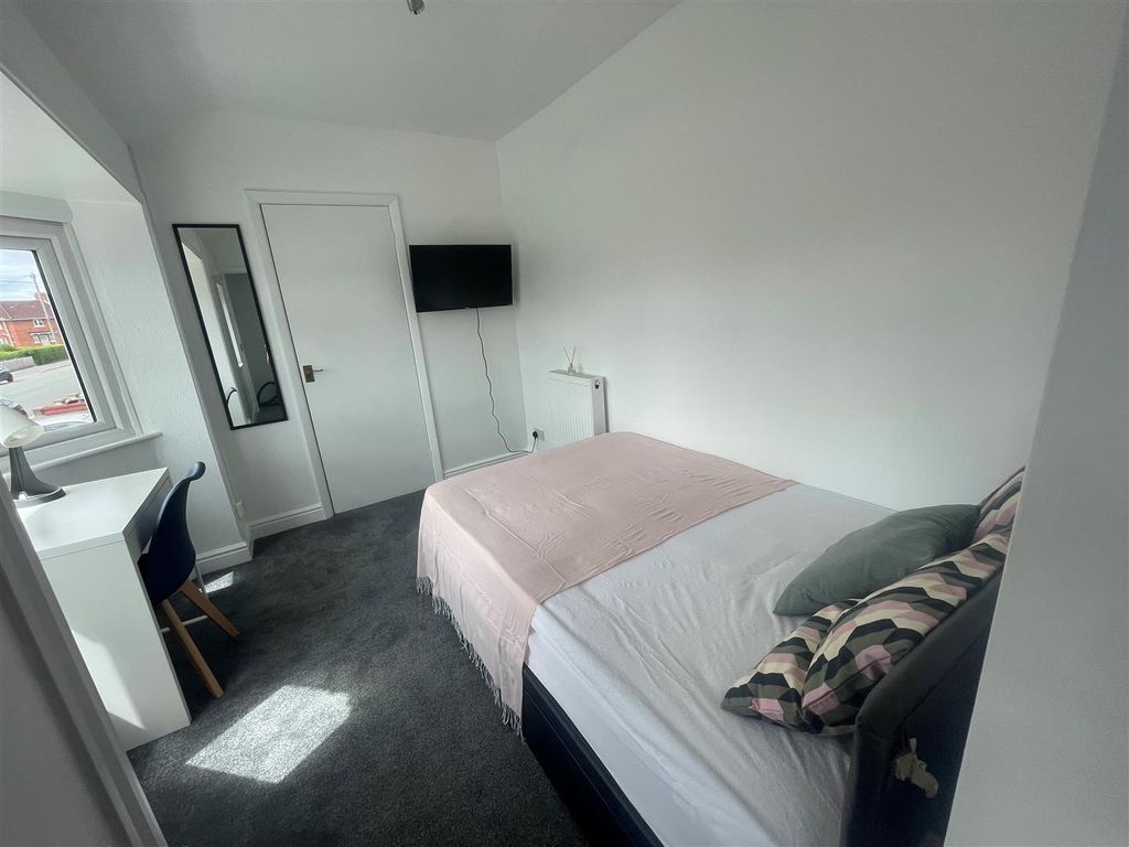 Property photo 2 of 11 Bright Modern Bedroom With Desk And Wall-Side Wind...