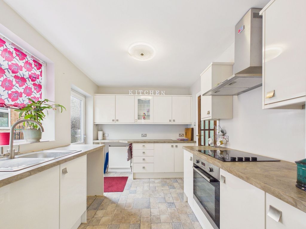 Property photo 2 of 11 Kitchen