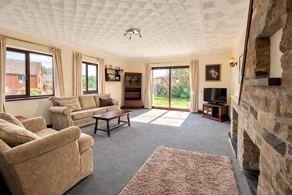 Property photo 2 of 15 Lounge