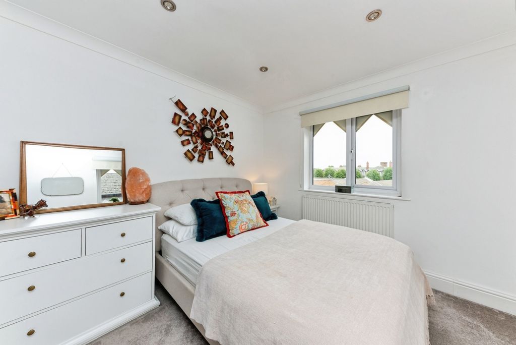 Additional image 4 of 2 bed flat for saleGrosvenor Crescent, Grimsby, Lincolnshire DN32
