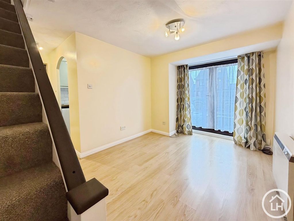 Property photo 3 of 10 Lounge