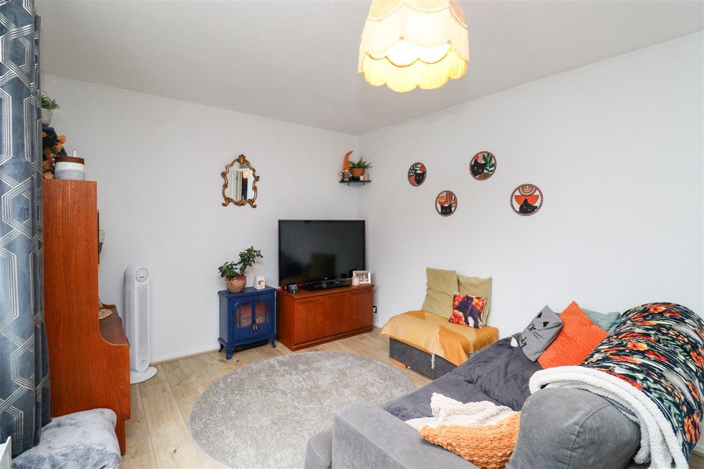 Property photo 3 of 10 Living Room