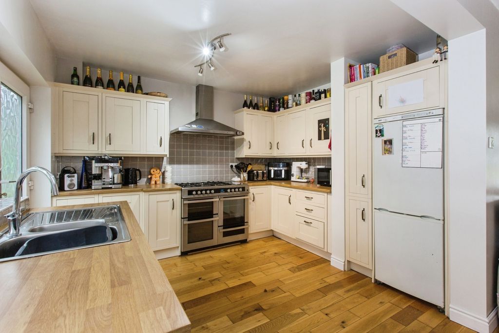 Property photo 3 of 23 Kitchen