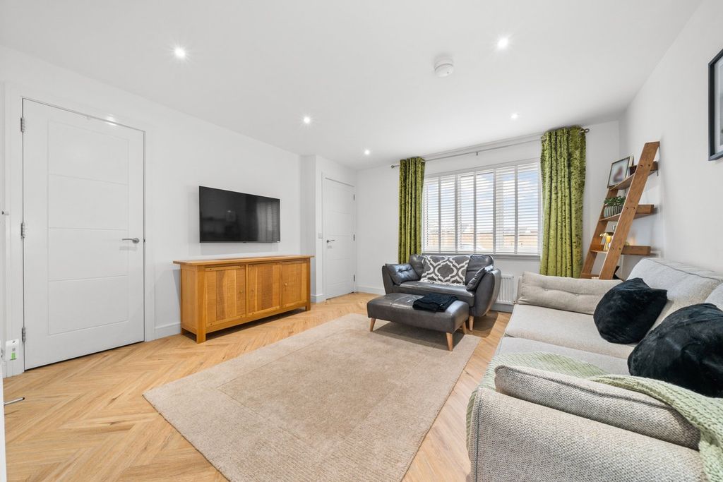 Property photo 2 of 33