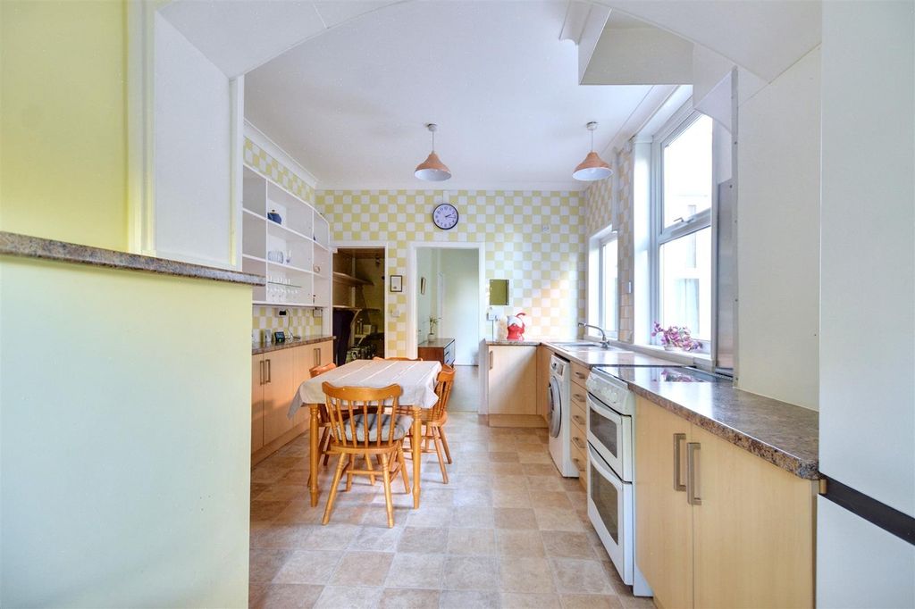 Property photo 3 of 27 Breakfast Kitchen