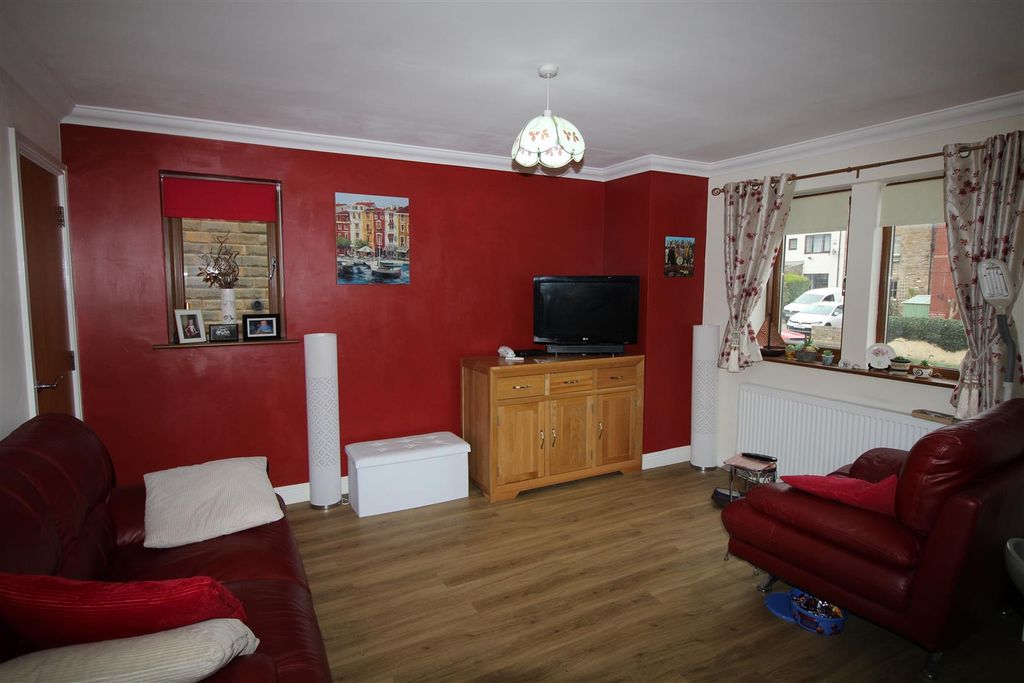 Property photo 3 of 14 Lounge & Kitchen Area