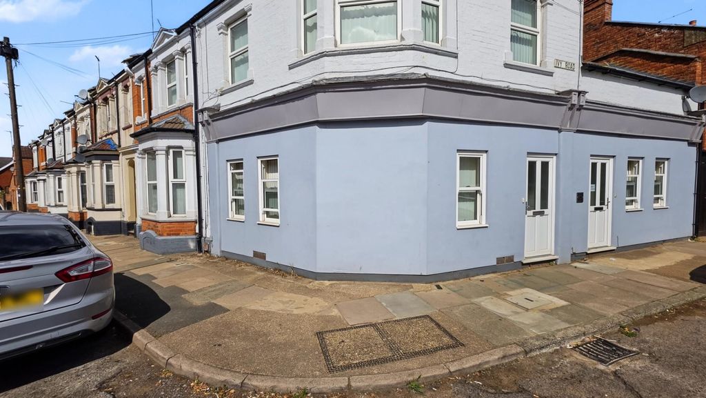 Property photo 2 of 28