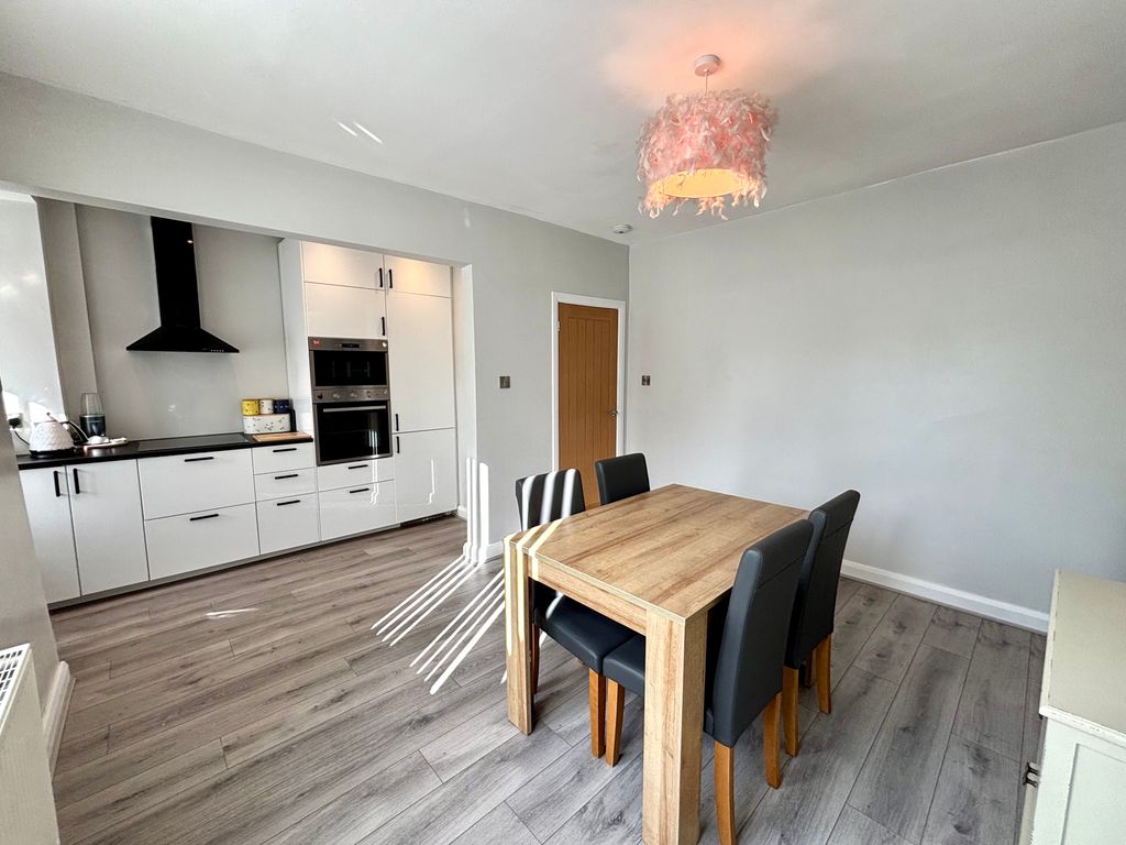 Property photo 2 of 20 Dining Area/Kitchen