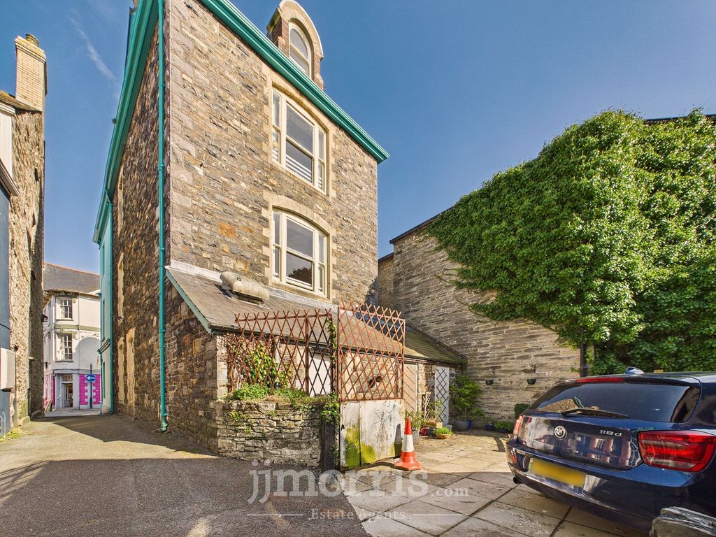 Property photo 2 of 48