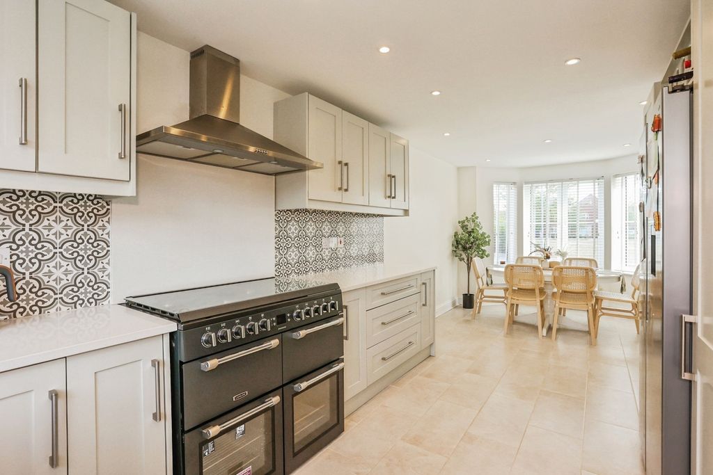 Property photo 3 of 20 Dining Kitchen