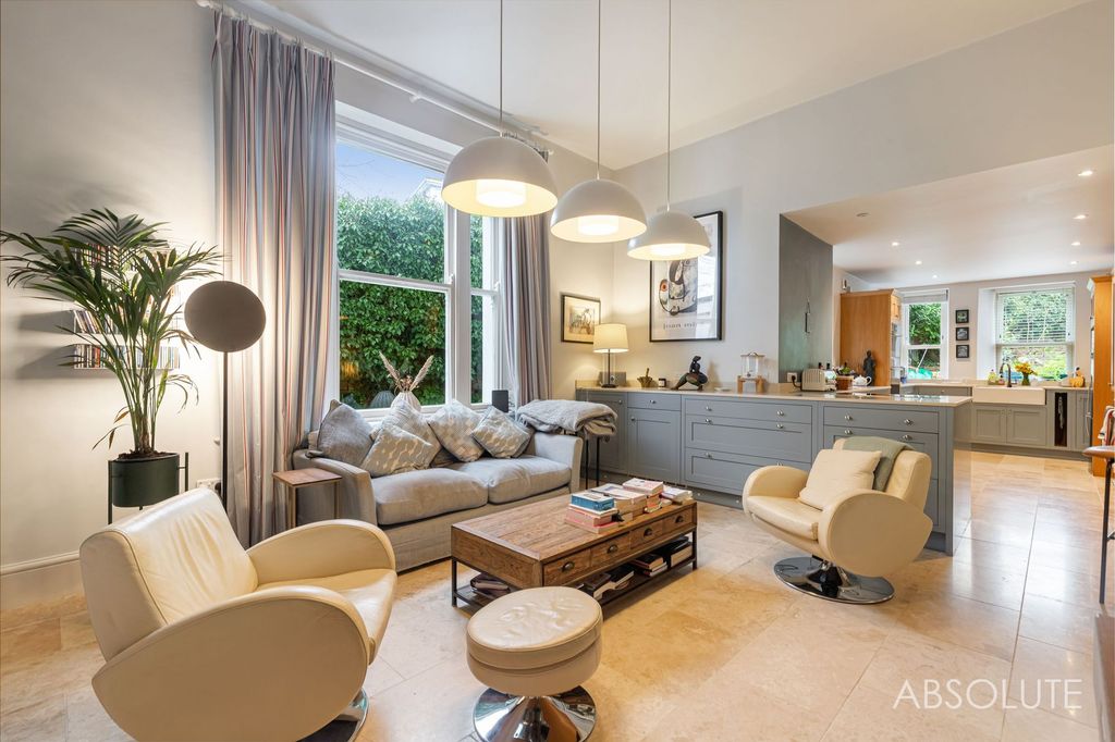 Property photo 3 of 28