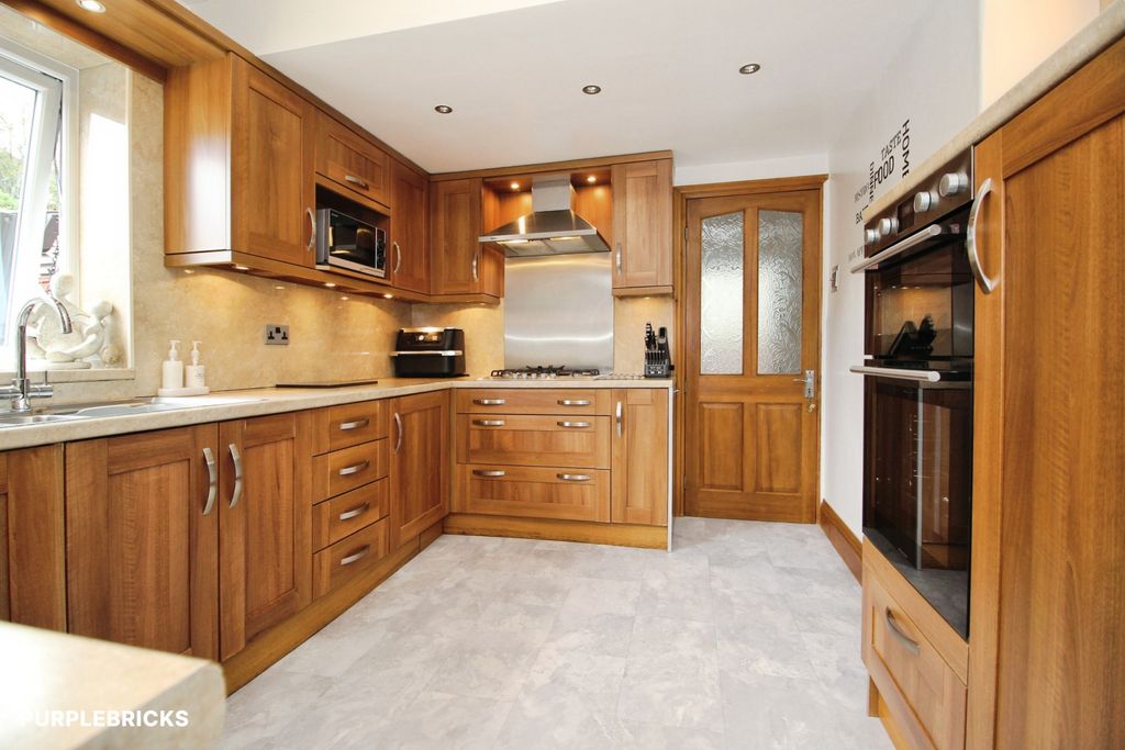 Property photo 3 of 21 Kitchen