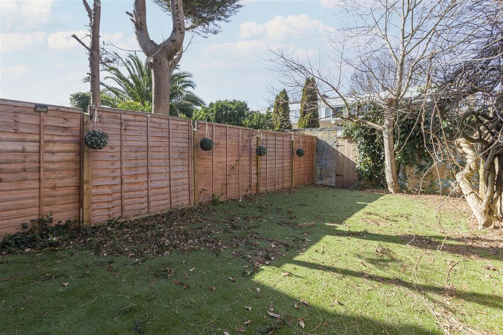 Property photo 3 of 18 Garden